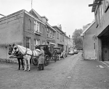 60232 Gezicht in de Keukenstraat te Utrecht met de huizen nrs. 28-hoger, met links wagenmaker A. Kemp van stalhouderij ...